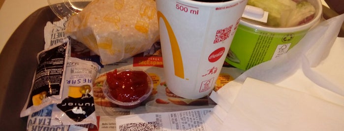McDonald's is one of lanchonetes e salgados.