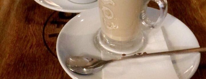 Costa Coffee is one of Locais curtidos por Vassilis.