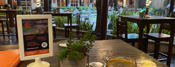 Melly's Garden Pub & Diner is one of Nightlife Spots @ Jakarta.