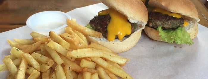 Zoey's Burger is one of Yhelさんのお気に入りスポット.