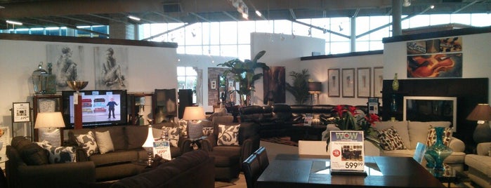 Rooms To Go Furniture Store is one of Locais curtidos por Ashley.
