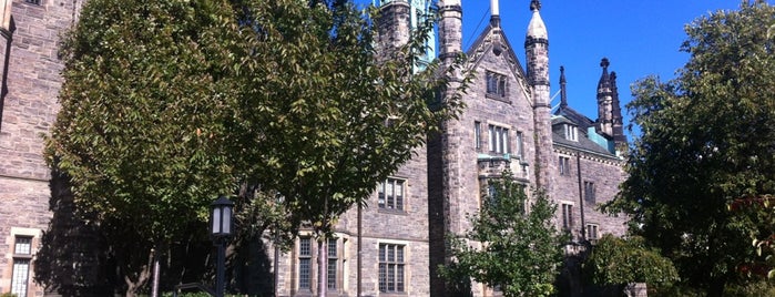 Trinity College is one of Tempat yang Disukai Danielle.