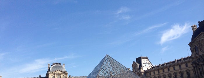 Museum Louvre is one of Tempat yang Disukai 𝙻𝚒𝚕𝚒á𝚗𝚊 ✨.