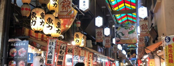 Nishiki Market is one of สถานที่ที่ 𝙻𝚒𝚕𝚒á𝚗𝚊 ✨ ถูกใจ.