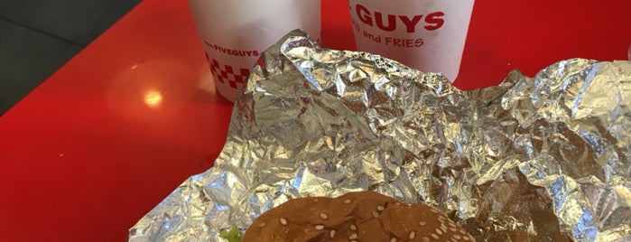 Five Guys is one of 𝙻𝚒𝚕𝚒á𝚗𝚊 ✨さんのお気に入りスポット.