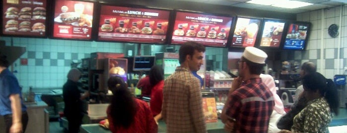 McDonald's is one of Locais curtidos por Tracy.