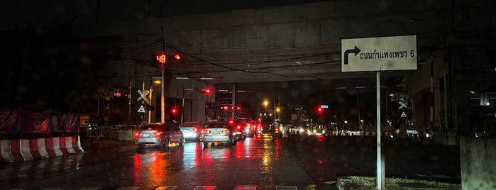 Wat Samian Nari Intersection is one of TH-BKK-Intersection-temp1.