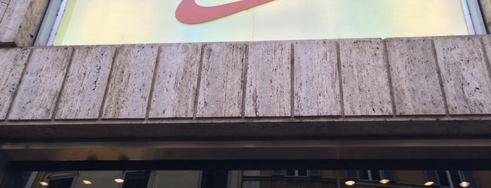 Nike Store is one of สถานที่ที่ Ozy ถูกใจ.