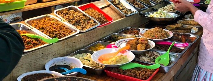 Kedai Nasi Dulang Cianjur Rahmawati is one of Tempat yang Disukai Iyan.