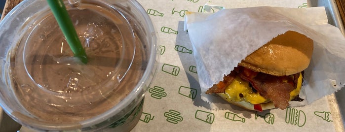 Shake Shack is one of Chrisさんのお気に入りスポット.