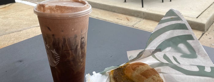 Starbucks is one of Tempat yang Disukai Montaign.