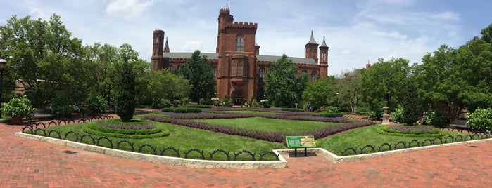 Smithsonian Castle Visitor History is one of Mike'nin Beğendiği Mekanlar.