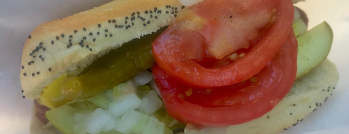 Kim & Carlo's Chicago Style Hot Dogs is one of Lugares favoritos de Mike.