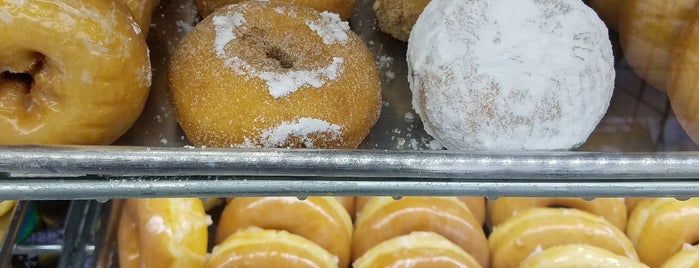 Best Donuts is one of Posti che sono piaciuti a ashley.