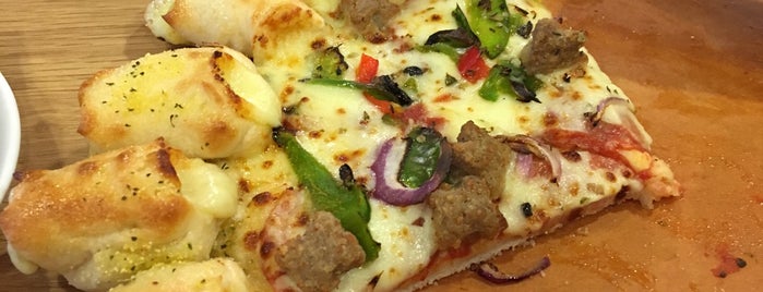 Pizza Hut is one of Restaurantes Italianos.