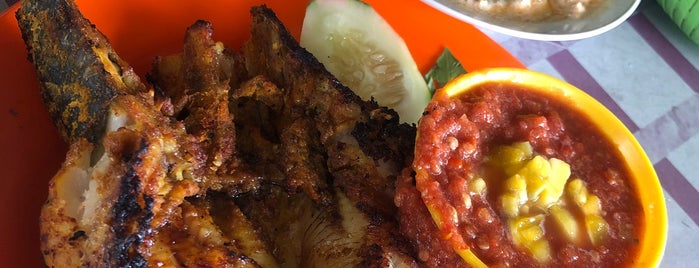 Rumah Makan Haur Gading is one of Balikpapan Food.