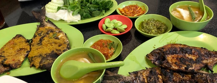 Teluk Bayur Restaurant is one of Must-visit Food in Balikpapan.