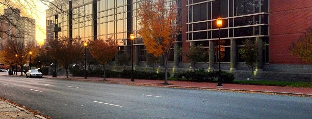 VCU School of Engineering West Hall is one of Orte, die Phillip gefallen.