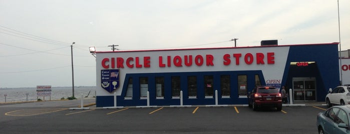 Circle Liquor Store is one of Lugares favoritos de Mark.
