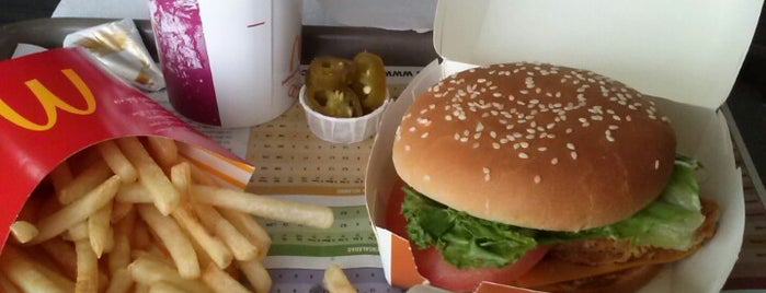 McDonald's is one of Locais curtidos por Stephania.