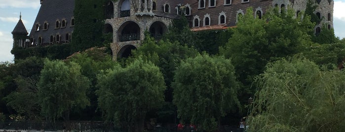 Замъкът "Влюбен във вятъра" (Castle of Ravadinovo) is one of Bulgaria 🌊⛵🌅.