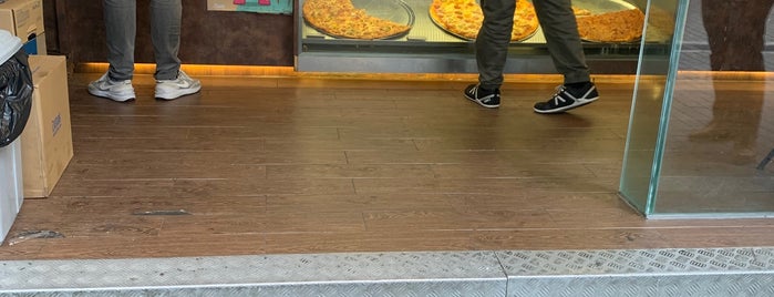 Paisano's Pizzeria is one of JR : понравившиеся места.