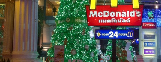 McDonald's & McCafé is one of Pornrapee'nin Beğendiği Mekanlar.