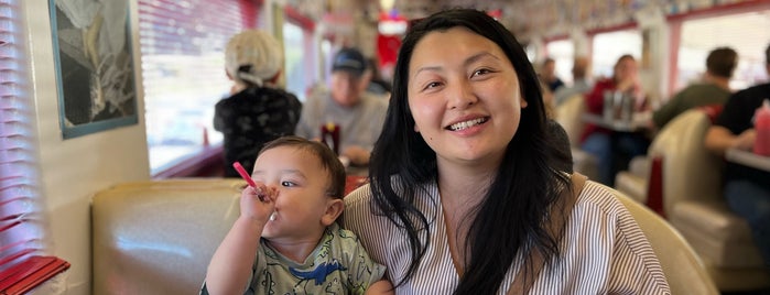 Rock N Roll Diner is one of Highway 1.