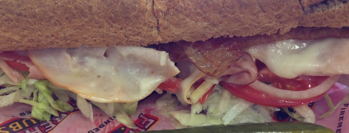 Firehouse Subs is one of Lugares favoritos de Mike.