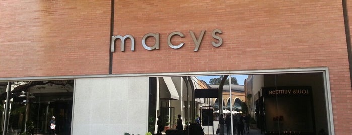 Macy's is one of Tempat yang Disukai Caroline.