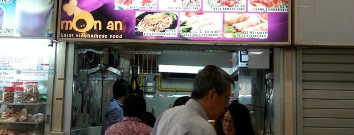 Amoy Street Food Centre is one of Lugares favoritos de Ian.
