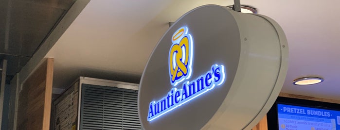 Auntie Anne's is one of Tempat yang Disukai Liz.