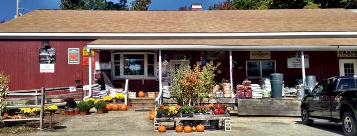 Henniker Feed And Country Store is one of Locais curtidos por Eric.
