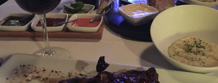 Harbor's SteakHouse & Raw Bar is one of Cena Gala.
