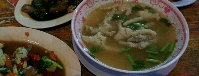 ข้าวต้มชลบุรีlotus is one of ร้านอาหาร.