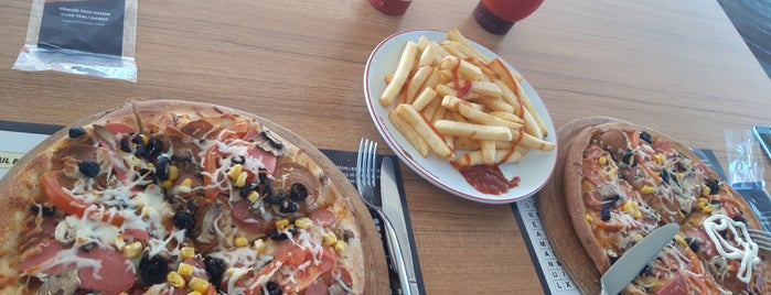 Pizza Tomato is one of Lugares favoritos de Onur.