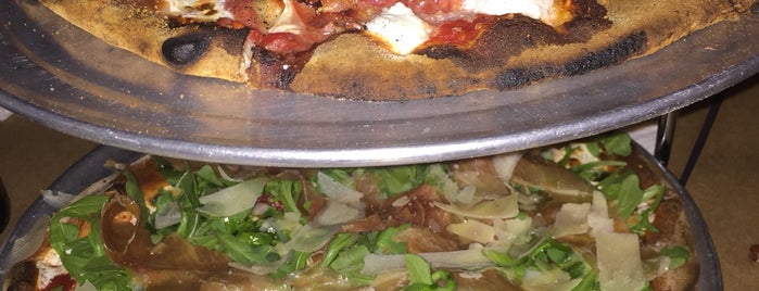 Oggi Pizza Bar is one of สถานที่ที่บันทึกไว้ของ Kimmie.