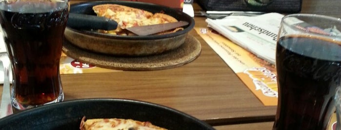 Pizza Hut is one of Ragnarさんのお気に入りスポット.