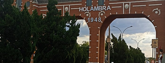 Holambra is one of สถานที่ที่ Claudia ถูกใจ.