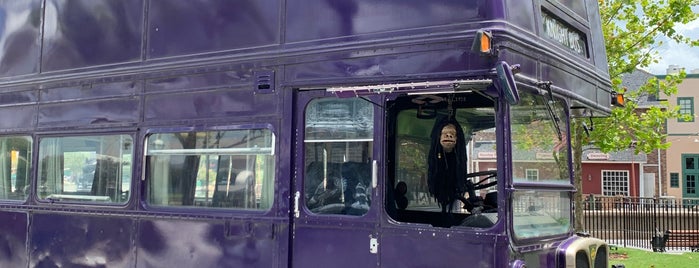 Knight Bus is one of Lugares favoritos de Super.