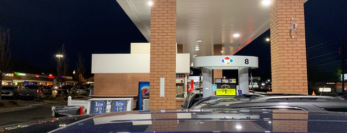 Kroger Fuel Station is one of สถานที่ที่ Chester ถูกใจ.