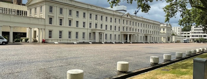 Wellington Barracks is one of Lieux qui ont plu à Paul.