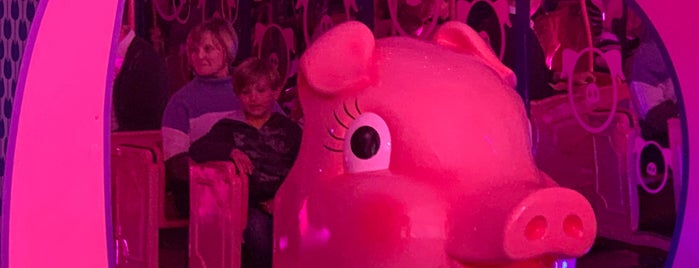 Macy's Pink Pig is one of Orte, die Chester gefallen.