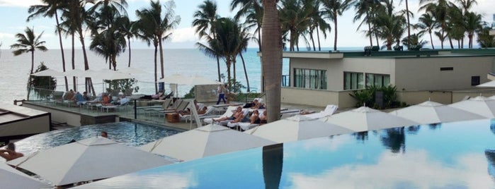Infiniti Pool at Andaz is one of Lugares favoritos de Robin.