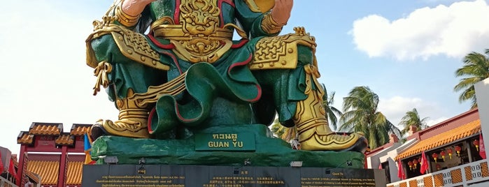 Guan Yu Koh Samui shrine is one of Lieux sauvegardés par Anna.