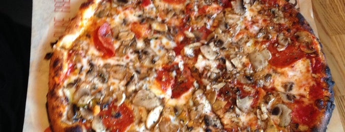 Blaze Pizza is one of Tempat yang Disukai Delaney.