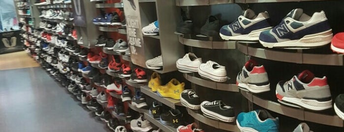 Champs Sports is one of Tempat yang Disukai Santi.