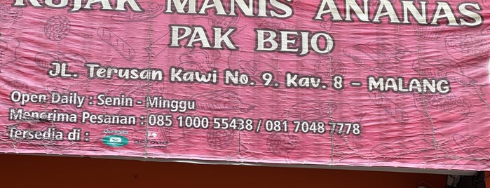 Rujak Manis Ananas Pak Bejo is one of Kuliner Malang.