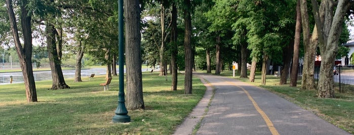 Hendrickson Park is one of Lawn guyland.