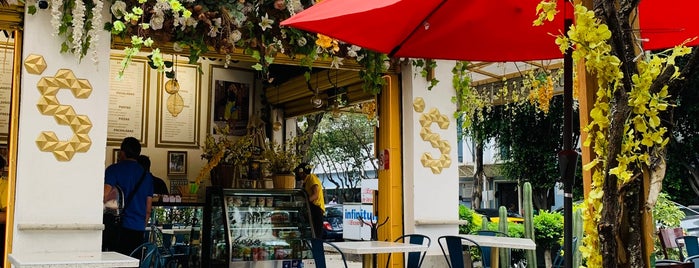 Serenna Café is one of LA Lista.